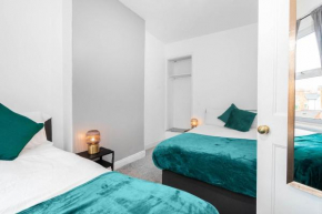 Family Contractors 2 bed house Free parking Sleeeps 6